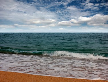 Turizm ve eğlence unsuru olarak deniz kıyısında güneşli kumsalı 