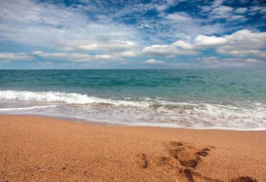 Turizm ve eğlence unsuru olarak deniz kıyısında güneşli kumsalı 