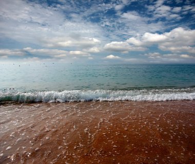 Turizm ve eğlence unsuru olarak deniz kıyısında güneşli kumsalı 