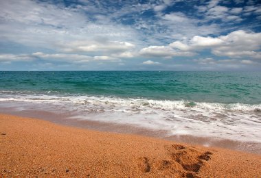 Turizm ve eğlence unsuru olarak deniz kıyısında güneşli kumsalı 