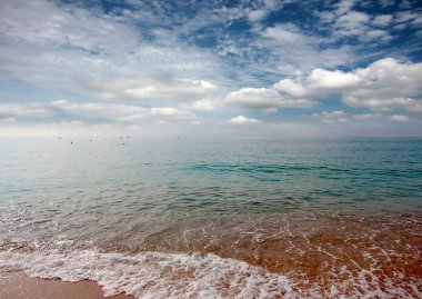 Turizm ve eğlence unsuru olarak deniz kıyısında güneşli kumsalı 
