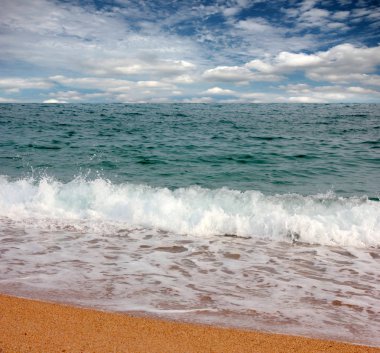 Turizm ve eğlence unsuru olarak deniz kıyısında güneşli kumsalı 