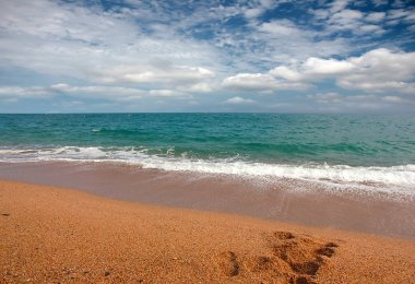 Turizm ve eğlence unsuru olarak deniz kıyısında güneşli kumsalı 