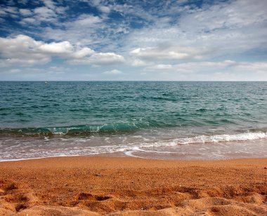 Turizm ve eğlence unsuru olarak deniz kıyısında güneşli kumsalı 