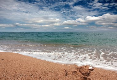 Turizm ve eğlence unsuru olarak deniz kıyısında güneşli kumsalı 