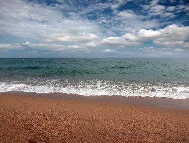 Turizm ve eğlence unsuru olarak deniz kıyısında güneşli kumsalı 