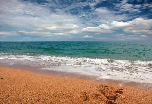 Turizm ve eğlence unsuru olarak deniz kıyısında güneşli kumsalı 