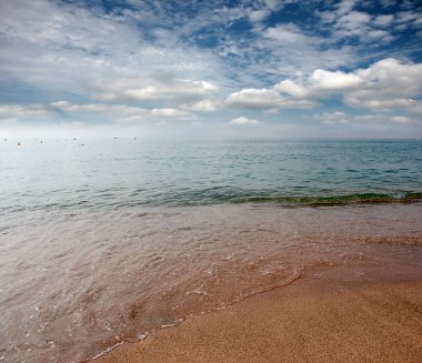 Turizm ve eğlence unsuru olarak deniz kıyısında güneşli kumsalı 