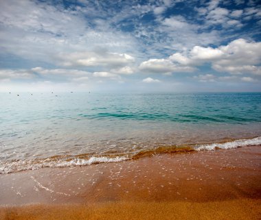 Turizm ve eğlence unsuru olarak deniz kıyısında güneşli kumsalı 