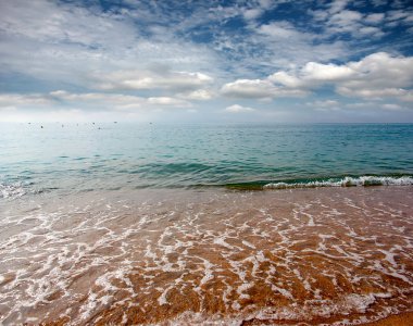 Turizm ve eğlence unsuru olarak deniz kıyısında güneşli kumsalı 