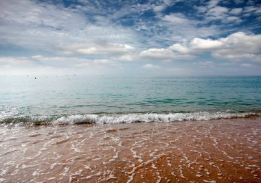 Turizm ve eğlence unsuru olarak deniz kıyısında güneşli kumsalı 