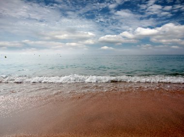 Turizm ve eğlence unsuru olarak deniz kıyısında güneşli kumsalı 