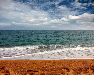 Turizm ve eğlence unsuru olarak deniz kıyısında güneşli kumsalı 