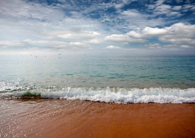 Turizm ve eğlence unsuru olarak deniz kıyısında güneşli kumsalı 