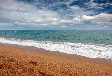 Turizm ve eğlence unsuru olarak deniz kıyısında güneşli kumsalı 