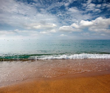 Turizm ve eğlence unsuru olarak deniz kıyısında güneşli kumsalı 