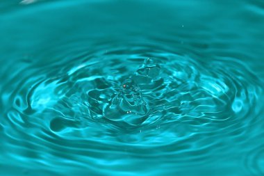 bir damla sıvı etkisi üzerine su yüzeyinde güzel fantazi desenler