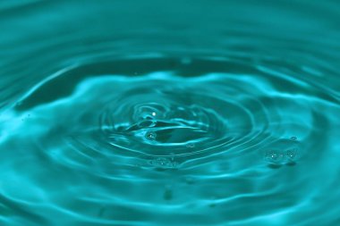 bir damla sıvı etkisi üzerine su yüzeyinde güzel fantazi desenler