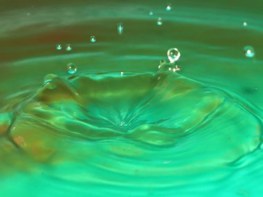 bir damla sıvı etkisi üzerine su yüzeyinde güzel fantazi desenler