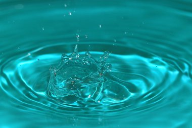 bir damla sıvı etkisi üzerine su yüzeyinde güzel fantazi desenler