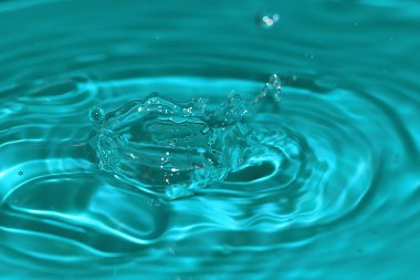 bir damla sıvı etkisi üzerine su yüzeyinde güzel fantazi desenler