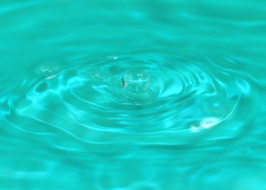 içme suyu bir damla sıvı yüzeyinde sprinkles 