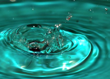 harika bir damla sıvı yüzeyinin hits sonra su sıçramalarına