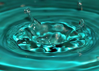 harika bir damla sıvı yüzeyinin hits sonra su sıçramalarına