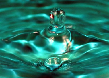 harika bir damla sıvı yüzeyinin hits sonra su sıçramalarına