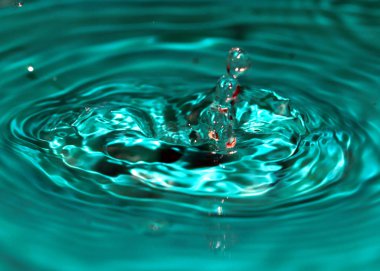 harika bir damla sıvı yüzeyinin hits sonra su sıçramalarına