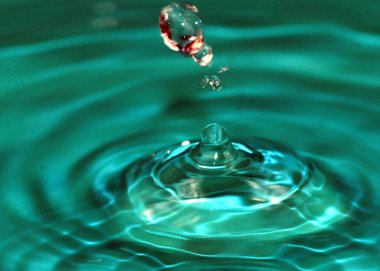 harika bir damla sıvı yüzeyinin hits sonra su sıçramalarına