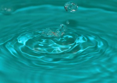 harika bir damla sıvı yüzeyinin hits sonra su sıçramalarına