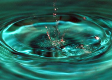 harika bir damla sıvı yüzeyinin hits sonra su sıçramalarına