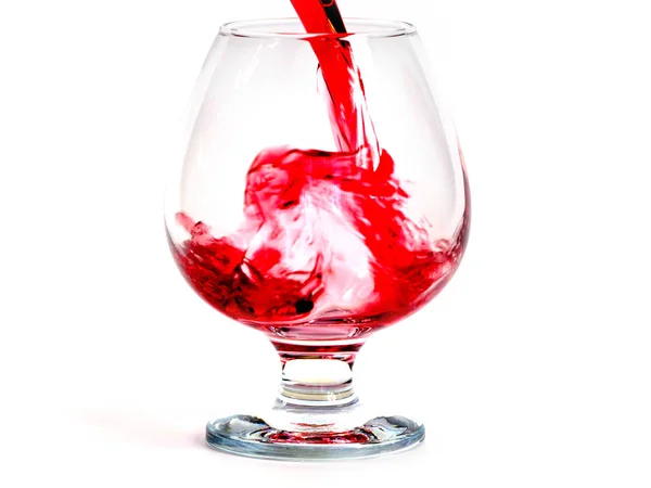 明るい赤ワインを飲むためのグラスに注がれています — ストック写真