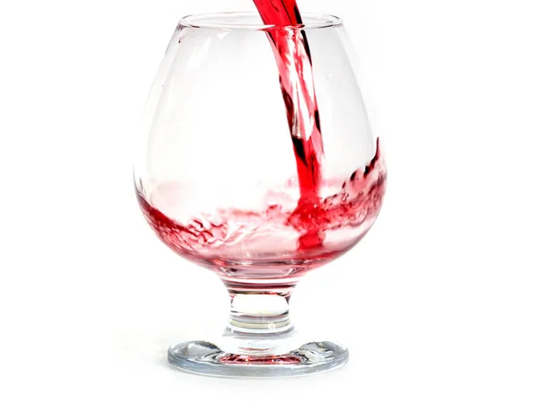 明亮的红酒倒入玻璃杯中饮用 — 图库照片