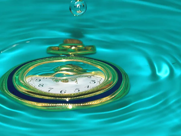 Relógio Precioso Bolso Velho Fluxo Água — Fotografia de Stock