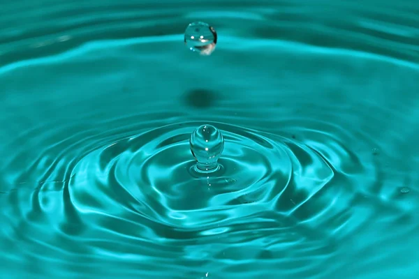 Krásná Efektní Vzory Povrchu Vody Dopadu Kapky Tekutiny — Stock fotografie