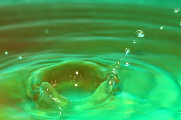 Krásná Efektní Vzory Povrchu Vody Dopadu Kapky Tekutiny — Stock fotografie