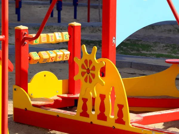 儿童游乐场要素的多种色彩发展思维与思维能力 — 图库照片
