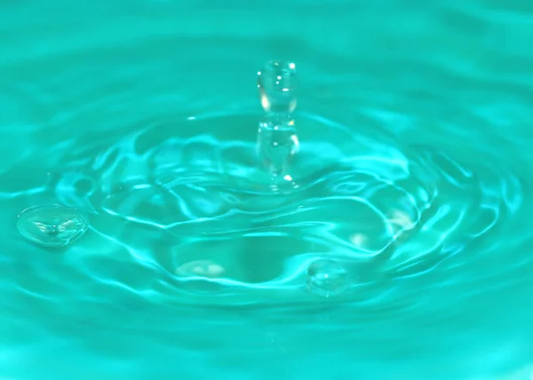 Ein Tropfen Trinkwasser Sprüht Auf Die Flüssigkeitsoberfläche — Stockfoto