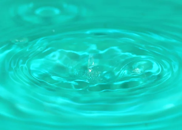 Uma Gota Água Potável Asperge Sobre Superfície Líquido — Fotografia de Stock