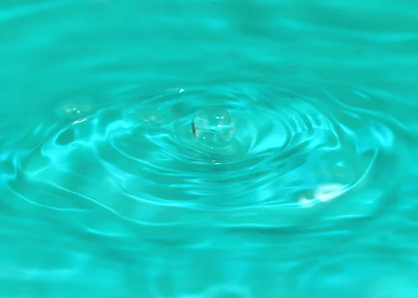 Een Druppel Drinkwater Hagelslag Het Oppervlak Van Vloeistof — Stockfoto