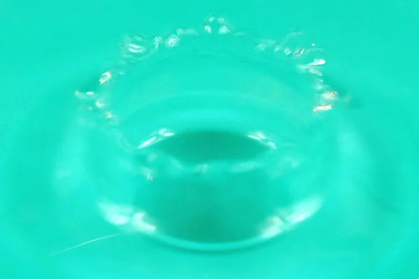 飲料水のドロップは 液体の表面に振りかける — ストック写真