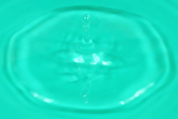 Een Druppel Drinkwater Hagelslag Het Oppervlak Van Vloeistof — Stockfoto