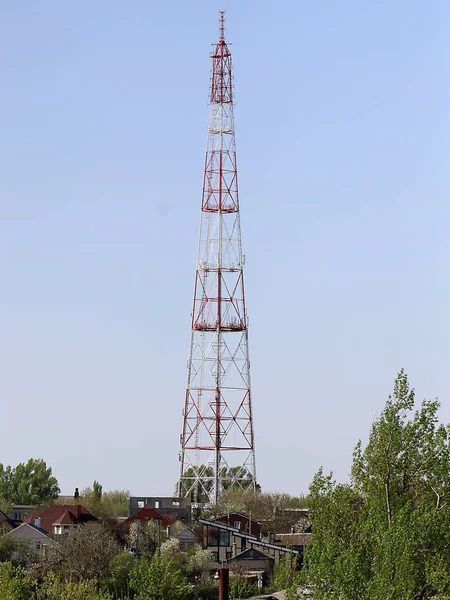 農村地域の工業用通信鉄塔 — ストック写真