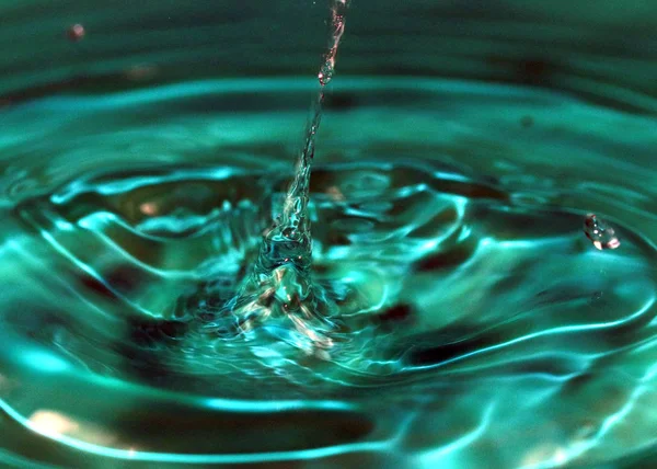 harika bir damla sıvı yüzeyinin hits sonra su sıçramalarına