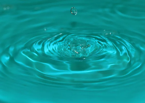 Замечательные Брызги Воды После Падения Поверхность Жидкости — стоковое фото