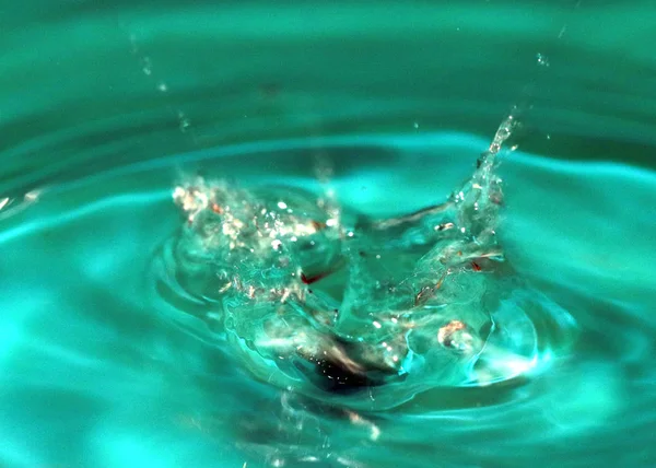 Salpicos Maravilhosos Água Após Uma Gota Atinge Superfície Líquido — Fotografia de Stock