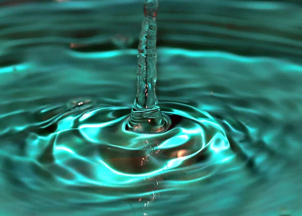 Wunderbare Wasserspritzer Nachdem Ein Tropfen Auf Die Oberfläche Der Flüssigkeit — Stockfoto