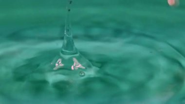 temiz su damlaları içecek konteyner içine bırakarak 